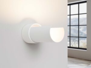 Miniaturka 2 - Biały kinkiet ścienny ze świecącą żarówką w aranżacji