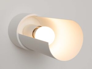 Miniaturka 4 - Kinkiet ścienny biały ze świecącą żarówką zbliżenie