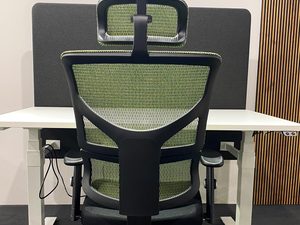 Miniaturka 1 - Zielony fotel biurowy ergonomiczny siatkowy przy biurku tył konstrukcja