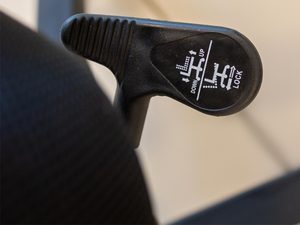 Miniaturka 1 - Fotel biurowy ergonomiczny detal dźwigni regulacji wysokości zbliżenie