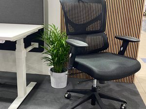 Miniaturka 6 - Szary fotel biurowy ergonomiczny siatkowy przy biurku w aranżacji