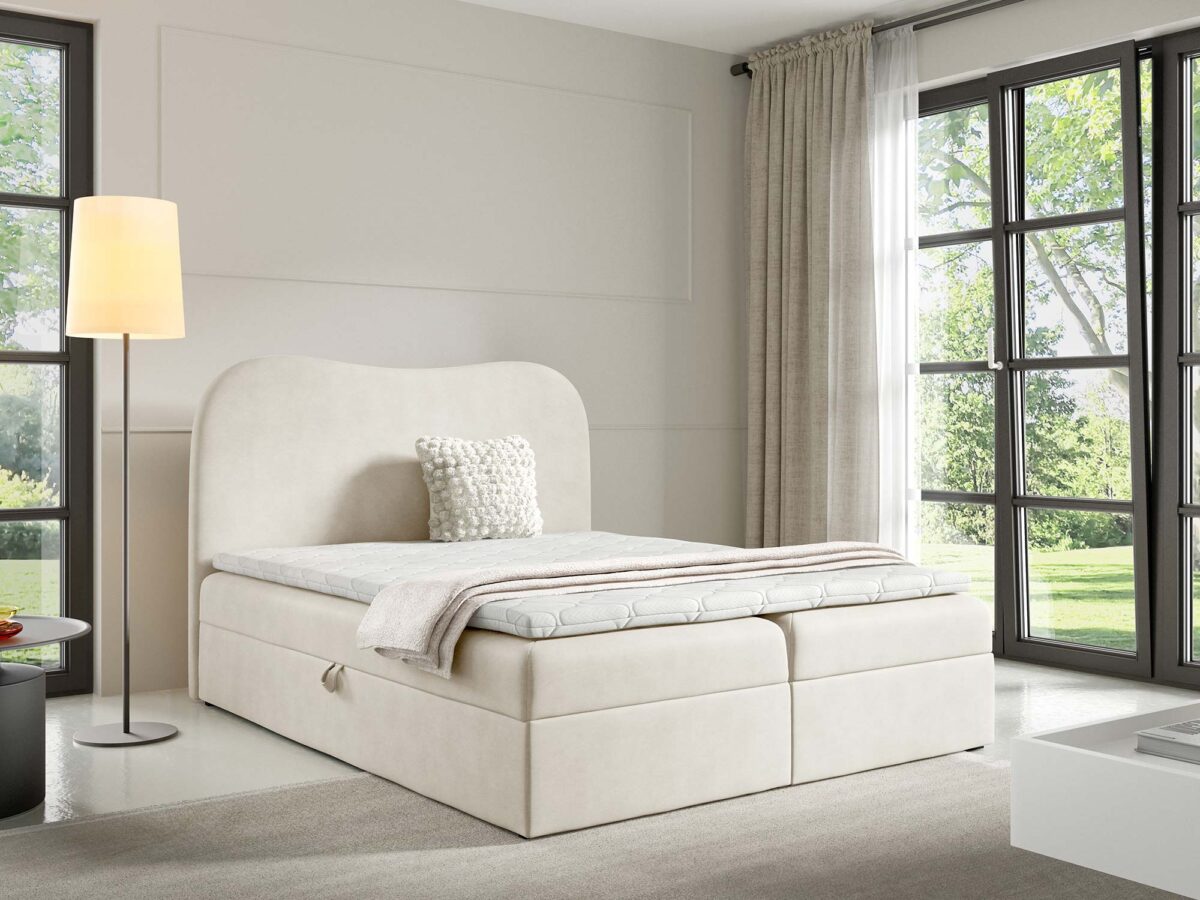 Łóżko kontynentalne kremowe z zaokrąglonym zagłówkiem w aranżacji sypialni