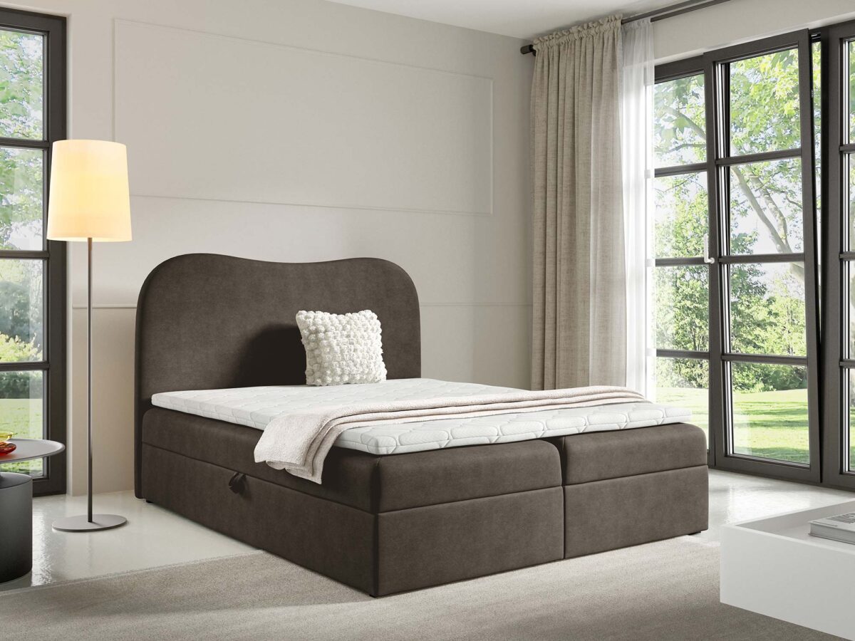 Brązowe łóżko kontynentalne tapicerowane w aranżacji sypialni