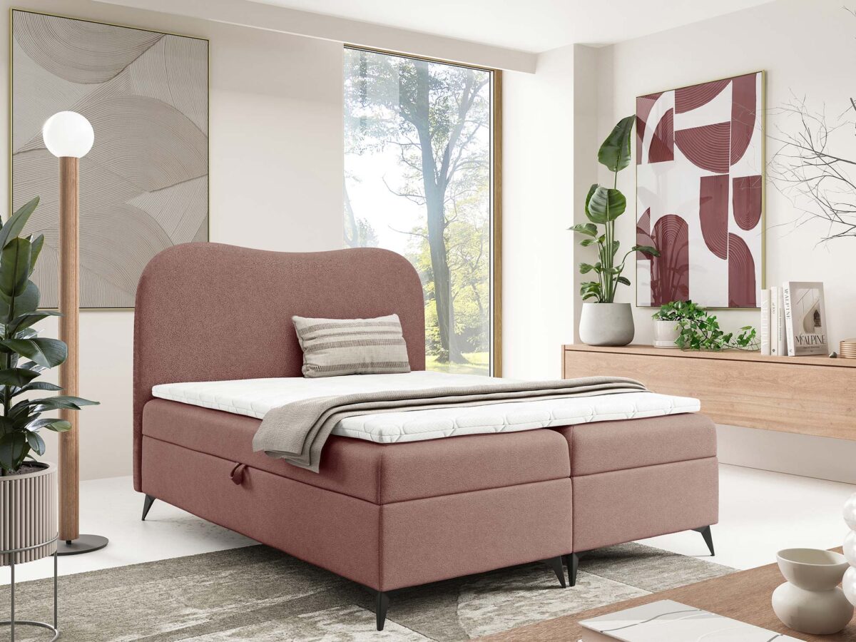 Różowe łóżko kontynentalne z zaokrąglonym zagłówkiem w aranżacji sypialni Różowe łóżko kontynentalne z zaokrąglonym zagłówkiem w aranżacji sypialni