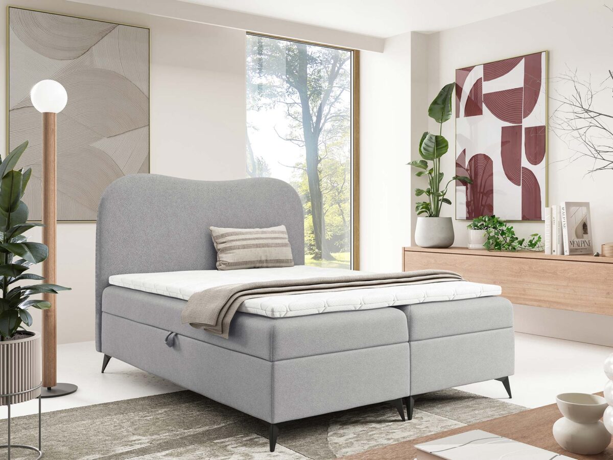 Jasnoszare łóżko kontynentalne z zaokrąglonym zagłówkiem w aranżacji sypialni Jasnoszare łóżko kontynentalne z zaokrąglonym zagłówkiem w aranżacji sypialni