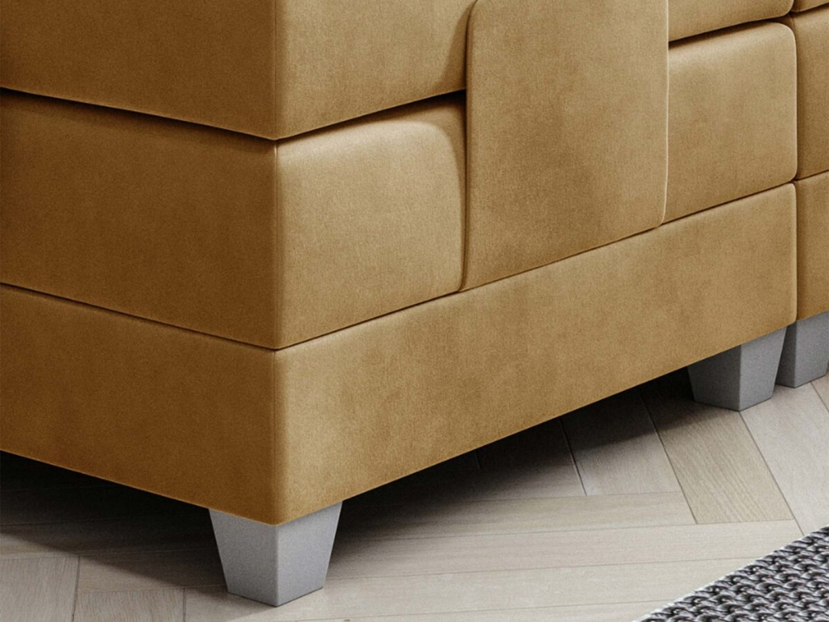 Metalowe nóżki łóżka kontynentalnego musztardowego na drewnianej podłodze