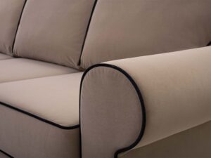 Miniaturka 7 - Detal tapicerki welurowej beżowej sofy z czarną lamówką
