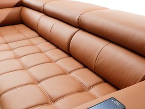 Miniaturka 13 - Karmelowy narożnik skórzany detal siedziska z ładowarką bezprzewodową