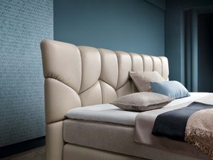 Miniaturka 10 - Beżowe łóżko skórzane detal zagłówka tapicerowanego w aranżacji