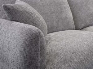 Miniaturka 23 - Detal tapicerki sofy szarej z widocznym splotem tkaniny