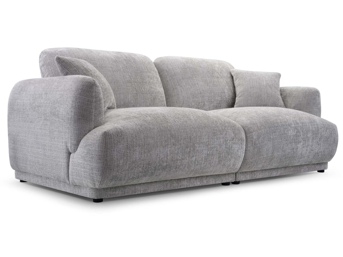 Jasnoszara sofa tapicerowana trzyosobowa z miękkimi poduszkami