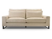 Sofa dwuosobowa kremowa tapicerowana z metalowymi nogami płozami