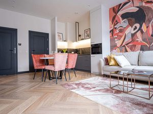 Miniaturka 12 - Krzesła tapicerowane koralowe przy stole w nowoczesnym salonie