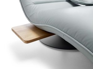 Miniaturka 3 - Szezlong jasnoszary detal drewnianego stolika bocznego zbliżenie