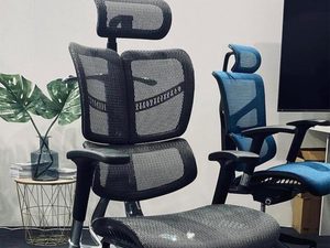 Miniaturka 4 - Czarny fotel biurowy ergonomiczny siatkowy w aranżacji biura