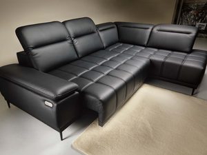 Miniaturka 10 - Czarny narożnik skórzany z wysuniętym podnóżkiem elektrycznym perspektywa