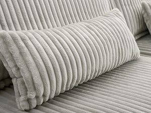 Miniaturka 3 - Detal miękkiej tkaniny sztruksowej z widoczną prążkowaną fakturą