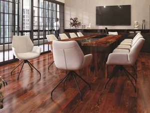 Miniaturka 4 - Kremowe krzesła tapicerowane przy drewnianym stole w jadalni aranżacja