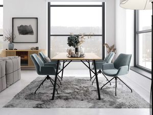 Miniaturka 5 - Miętowe krzesła tapicerowane przy stole w jasnym salonie aranżacja