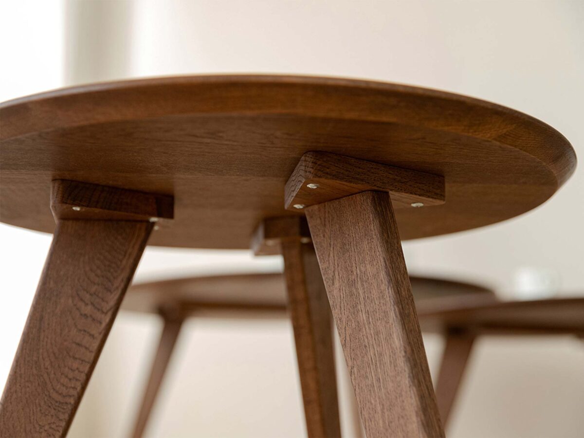 Zbliżenie na konstrukcję stolika kawowego dębowego z nogami Zbliżenie na konstrukcję stolika kawowego dębowego z nogami