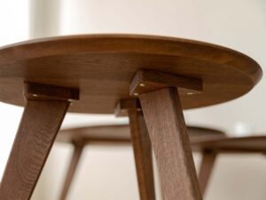 Miniaturka 3 - Zbliżenie na konstrukcję stolika kawowego dębowego z nogami