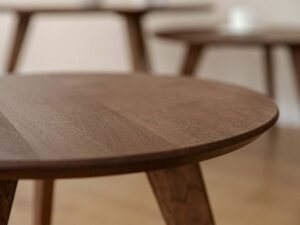 Miniaturka 4 - Detal blatu stolika kawowego dębowego zbliżenie na usłojenie drewna