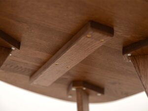 Miniaturka 9 - Spód blatu stolika kawowego dębowego z mocowaniami nóg