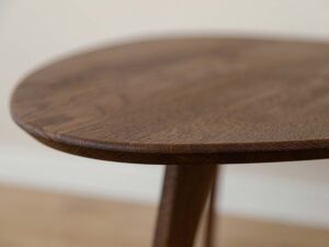 Miniaturka 3 - Detal krawędzi blatu stolika kawowego dębowego trójkątnego