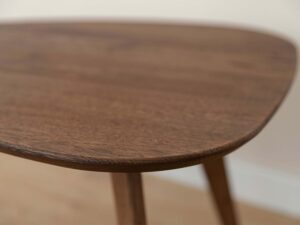 Miniaturka 4 - Zbliżenie na blat stolika dębowego trójkątnego usłojenie drewna