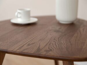 Miniaturka 3 - Stolik kawowy dębowy trójkątny z filiżanką i wazonem zbliżenie