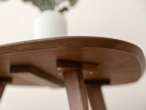 Miniaturka 8 - Detal konstrukcji spodu stolika dębowego trójkątnego zbliżenie