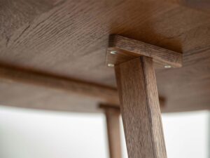 Miniaturka 3 - Spód stolika kawowego dębowego z widocznym mocowaniem nóg