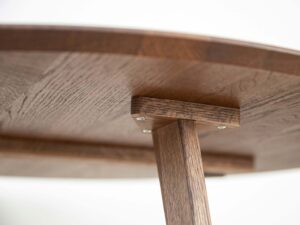 Miniaturka 5 - Detal mocowania nogi do blatu stolika kawowego dębowego