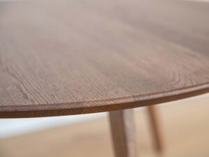 Miniaturka 6 - Detal krawędzi blatu stolika kawowego dębowego zbliżenie