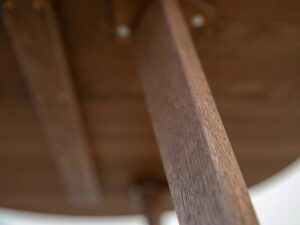 Miniaturka 2 - Detal nogi stolika kawowego dębowego zbliżenie na usłojenie