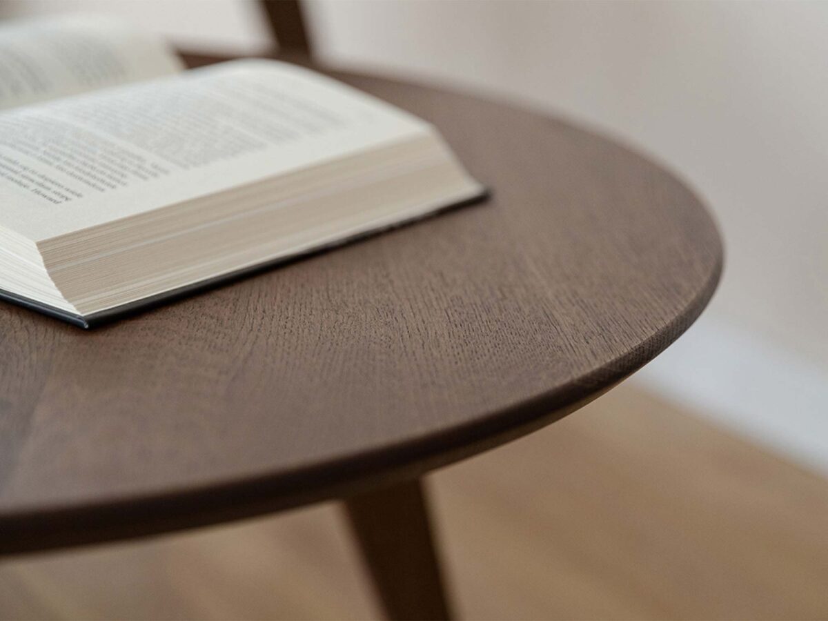 Blat stolika kawowego dębowego okrągłego zbliżenie na strukturę drewna Blat stolika kawowego dębowego okrągłego zbliżenie na strukturę drewna