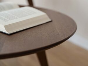 Miniaturka 10 - Blat stolika kawowego dębowego okrągłego zbliżenie na strukturę drewna