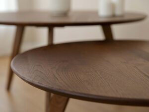 Miniaturka 9 - Dwa stoliki kawowe dębowe okrągłe zbliżenie na blaty usłojenie