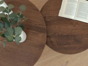Miniaturka 11 - Dwa dębowe stoliki kawowe okrągłe z góry z wazonem i książką