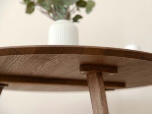 Miniaturka 11 - Detal spodu stolika kawowego dębowego z mocowaniem nogi