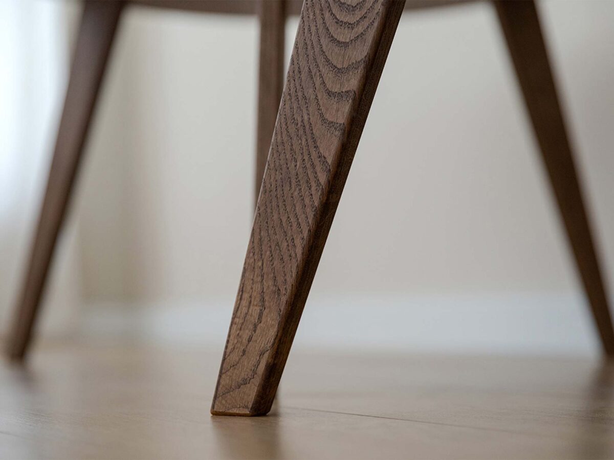 Detal nogi stolika kawowego dębowego zbliżenie na usłojenie Detal nogi stolika kawowego dębowego zbliżenie na usłojenie
