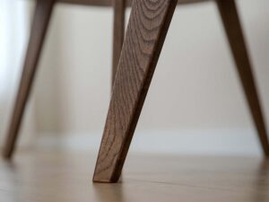 Miniaturka 12 - Noga stolika kawowego dębowego zbliżenie na usłojenie drewna