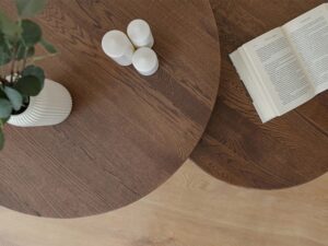 Miniaturka 6 - Dwa stoliki kawowe dębowe z góry z wazonem świecami i książką