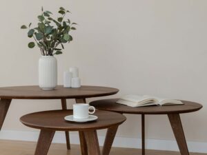 Miniaturka 8 - Trzy stoliki kawowe dębowe okrągłe w aranżacji z wazonem i świecami