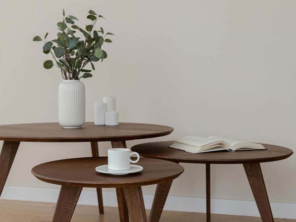 Trzy stoliki kawowe dębowe okrągłe w różnych rozmiarach Trzy stoliki kawowe dębowe okrągłe w różnych rozmiarach