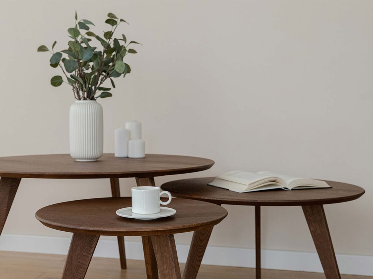 Trzy stoliki kawowe dębowe okrągłe w aranżacji z dekoracjami Trzy stoliki kawowe dębowe okrągłe w aranżacji z dekoracjami