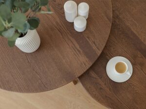 Miniaturka 9 - Dwa stoliki kawowe dębowe z góry z wazonem świecami i filiżanką