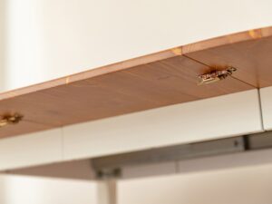 Miniaturka 4 - Detal mechanizmu blokady blatu stołu rozkładanego z zatrzaskami pod spodem