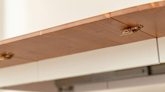 Miniaturka 4 - Praktyczny klasyczny sosnowy stół Ingrid