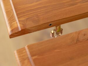 Miniaturka 5 - Detal mechanizmu blokady blatu dębowego stołu rozkładanego zbliżenie